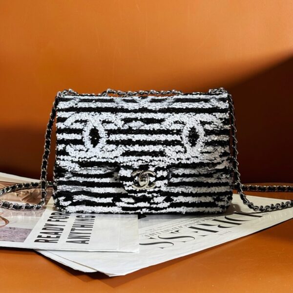 CHANEL SMALL FLAP BAG - Image 2