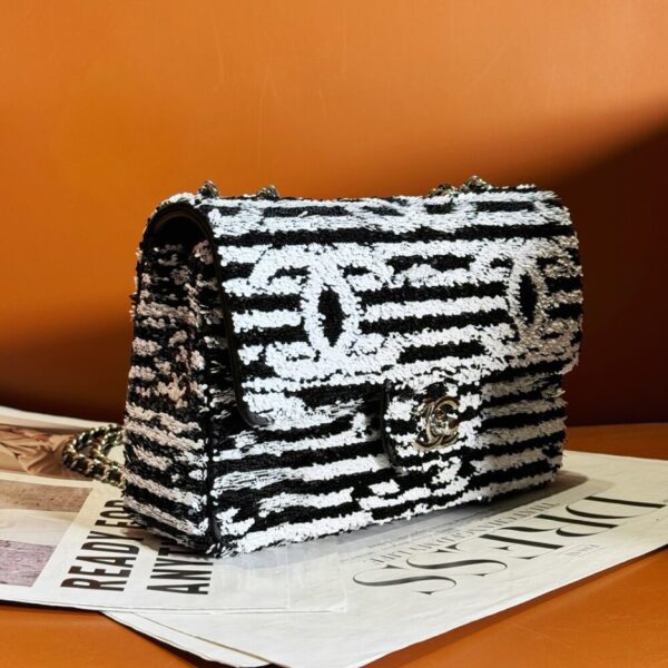 CHANEL SMALL FLAP BAG - Image 3