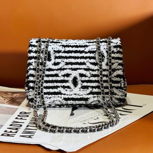 CHANEL SMALL FLAP BAG - Image 4
