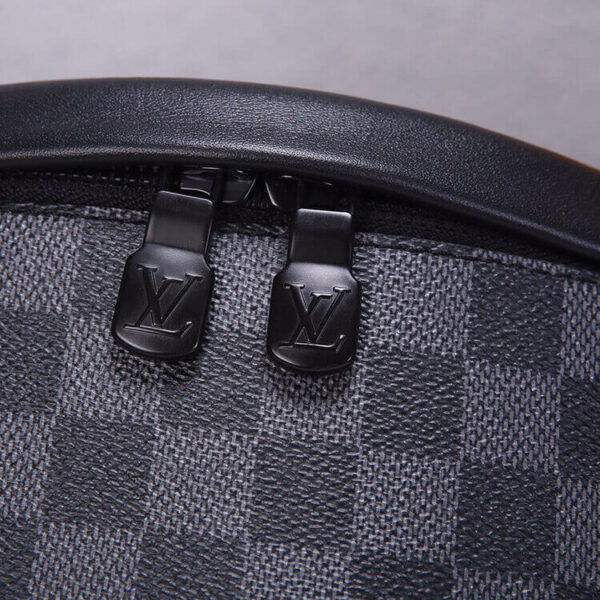 LV Discovery Bumbag - Image 5