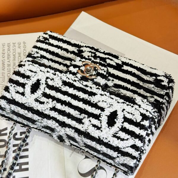 CHANEL SMALL FLAP BAG - Image 5