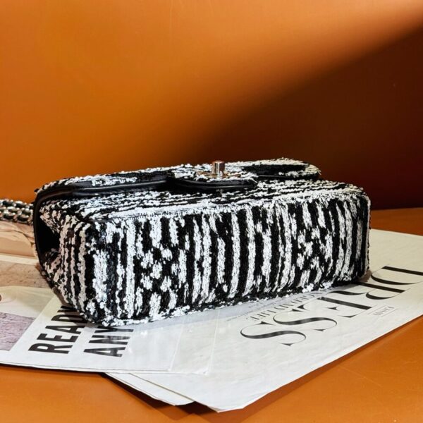 CHANEL SMALL FLAP BAG - Image 6