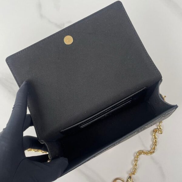 LV Wallet On Chain Lily - Image 8